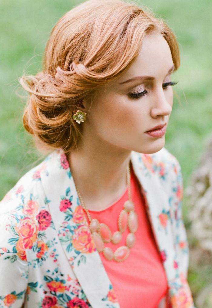 penteado ondulado em elegante jaqueta retrô com motivos florais