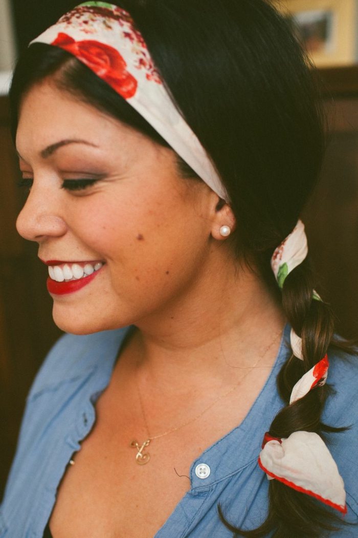 lenço acessório penteado em rosa primavera com motivo branco vermelho