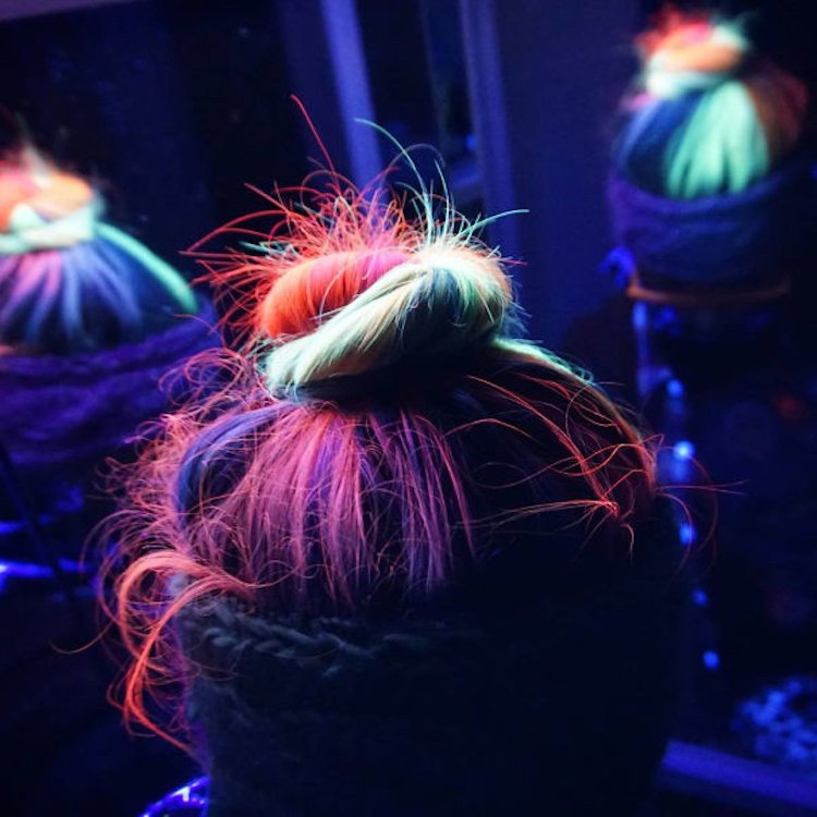 penteados-tendências-neon-cabelo-festa-coque-cabelo-amarrado-fios