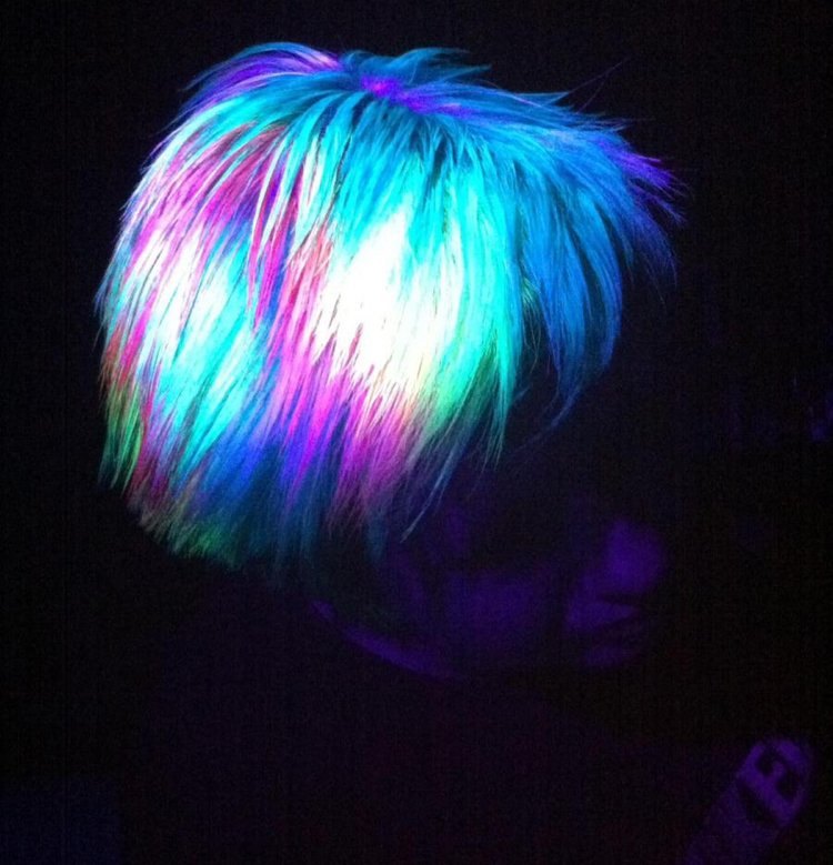 penteados-tendências-neon-cabelo-festa-curto-corte de cabelo-cores-brilhantes