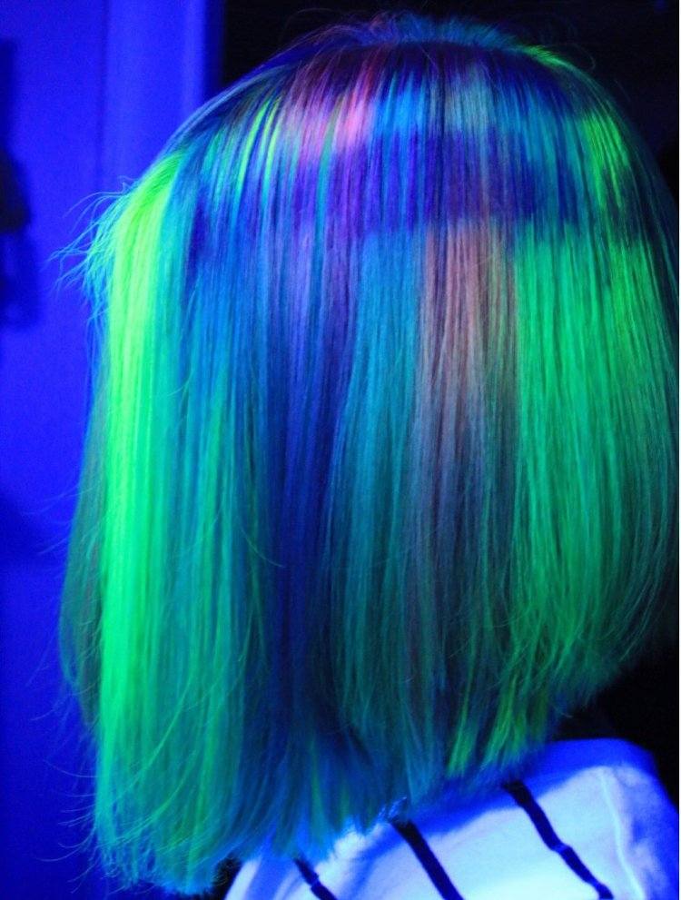 penteados-tendências-neon-cabelo-festa-com-cabelo-comprido-verde-azul-claro