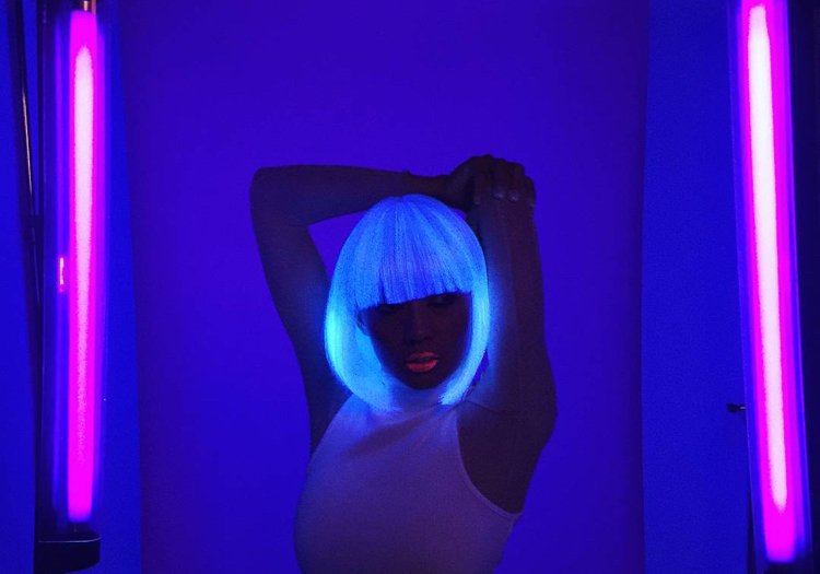 penteado-tendências-neon-cabelo-festa-comprimento médio-lâmpadas com tema brilhante