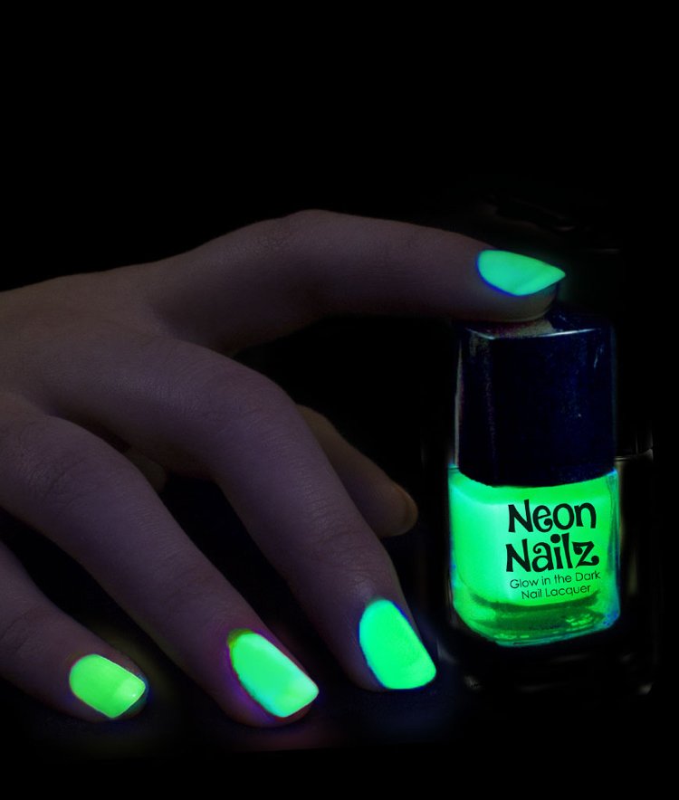 tendências-neon-cabelo-festa-unha-esmalte-cor-verde-claro-escuro