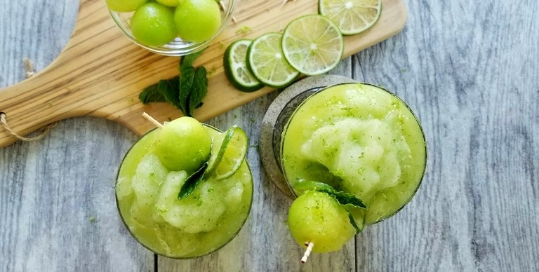 Coquetéis gelados com melão, menta e limão