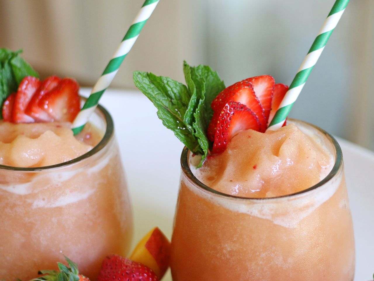 Coquetéis de gelo com morangos e pêssego para o verão