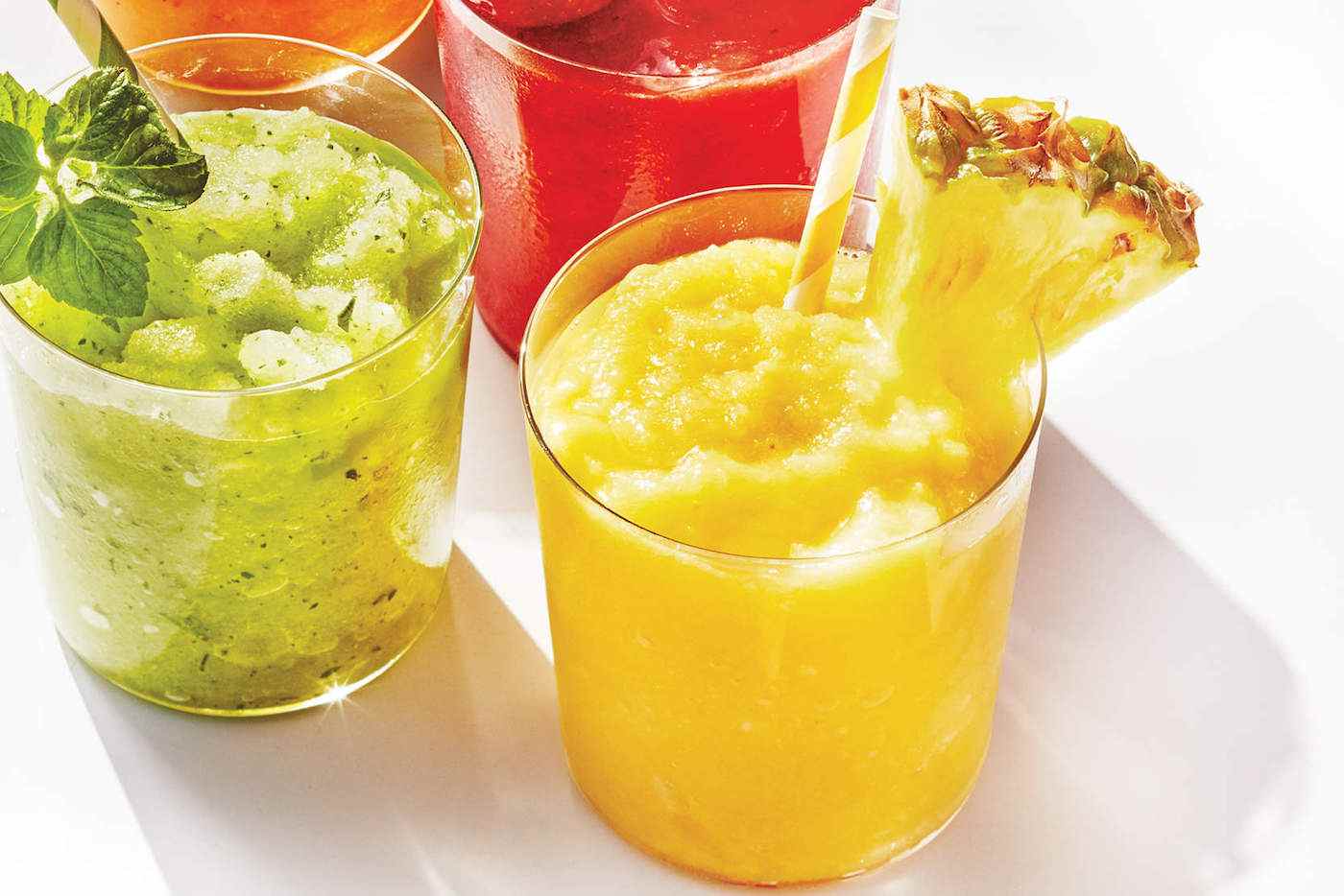 Coquetéis congelados de melão e abacaxi para festa de verão