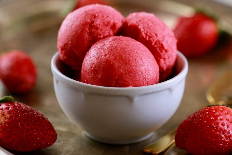 Faça seu próprio iogurte congelado sem uma máquina de sorvete, sorvete de morango com poucas calorias