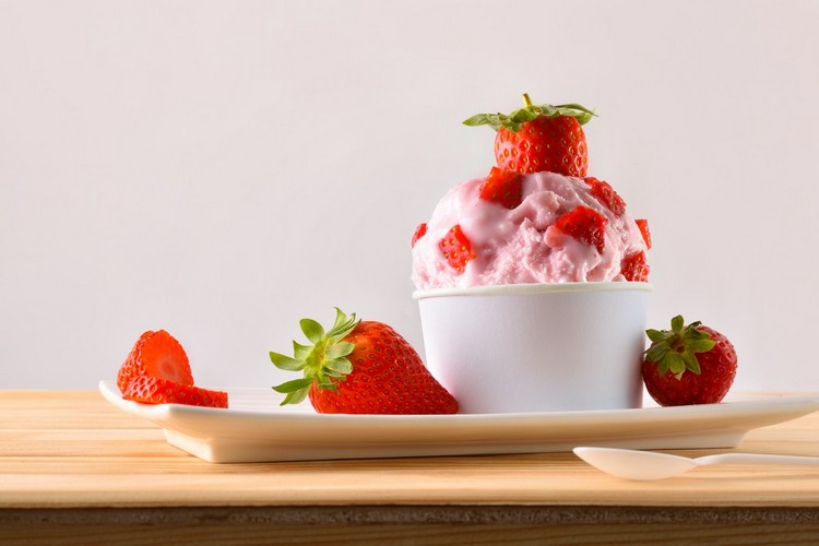 Faça seu próprio iogurte congelado de morango sem uma máquina de sorvete