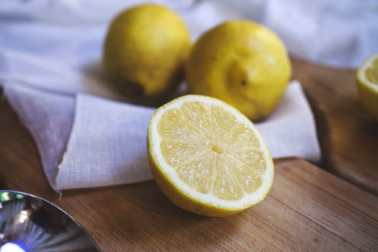 ácido de frutas peeling-faça-você-mesmo-suco de limão-prensagem-ácido-descascamento-diy