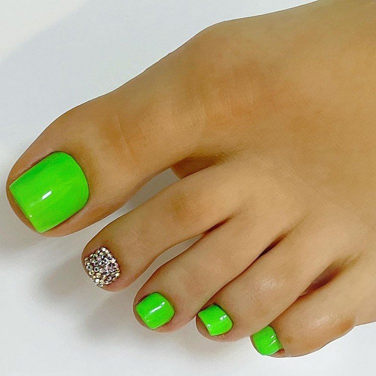 Lindas ideias de design de unhas para as unhas dos pés em verde
