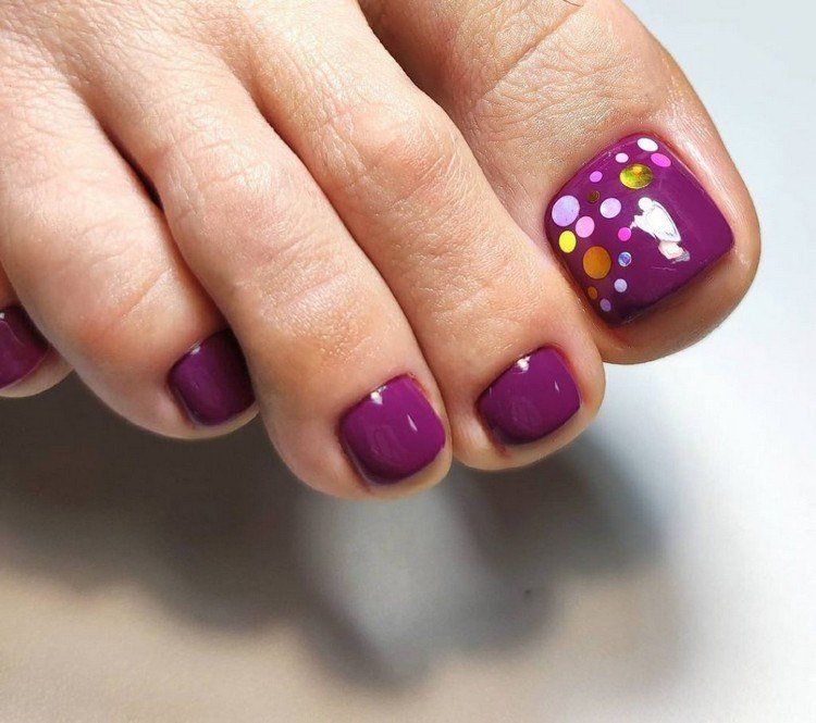 Tendências em unhas Confetti Nails 2021 linda cor das unhas dos pés no verão