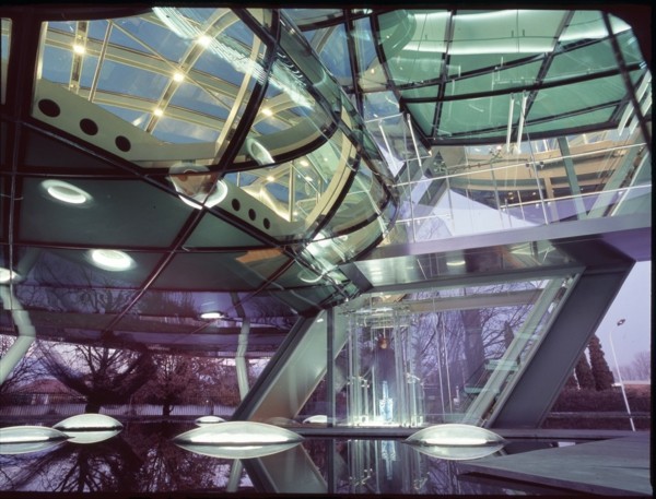 Arquitetura futurista de fachada de vidro