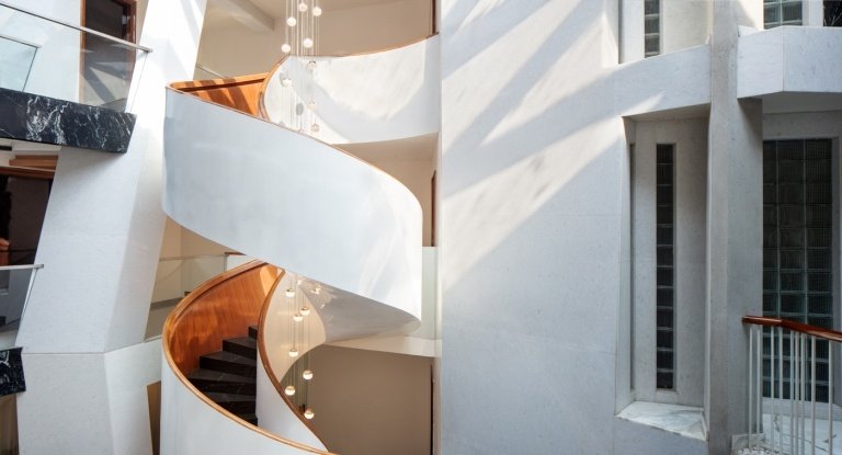 Casa com pátio interno design moderno Casa do arquiteto na Índia Iluminação via escada