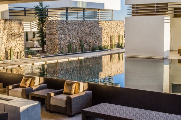 Gabião-jardim-edifício-piscina-terraço