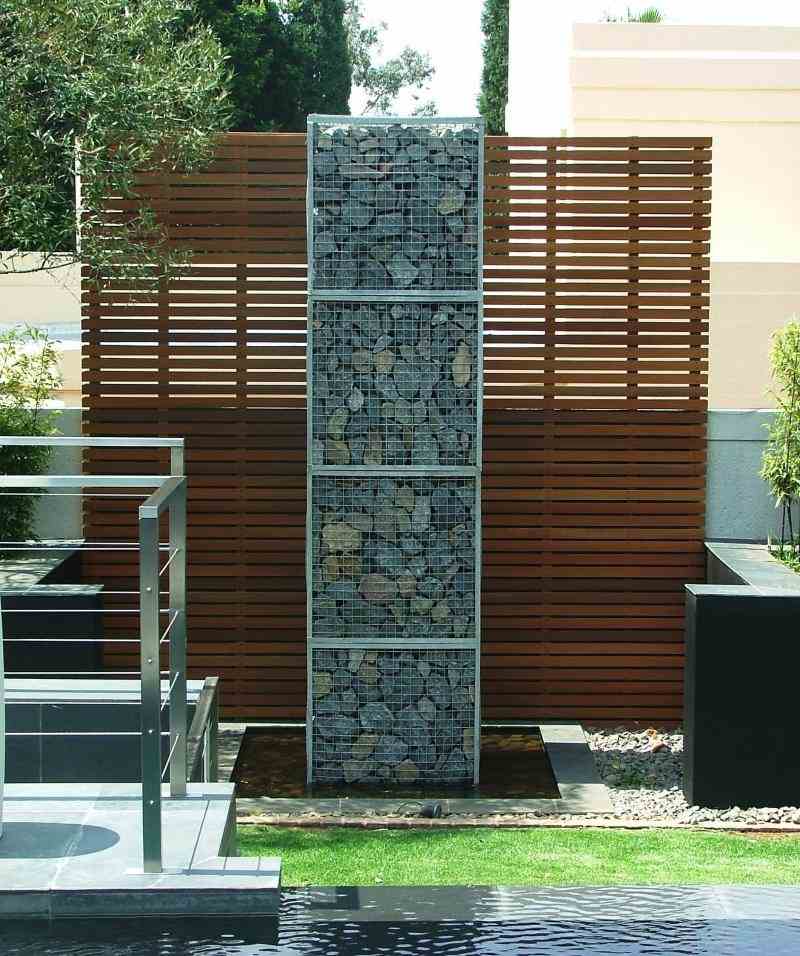 Parede de gabião-jardim-recursos de água-pedras-cerca de madeira