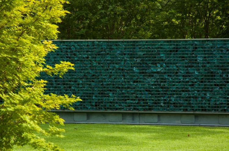 pedras de vidro cerca de gabião azul idéias arte jardim