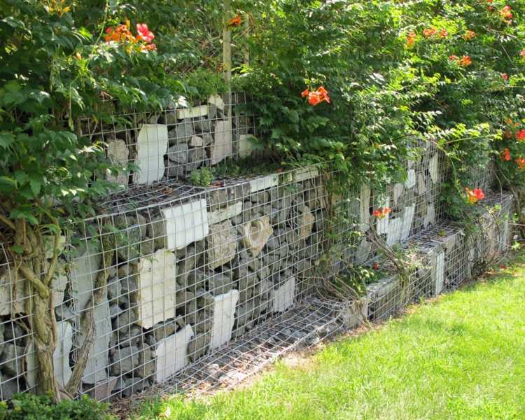 gabião ideias para cerca pedra cinza placas brancas realces muro de contenção de gramado