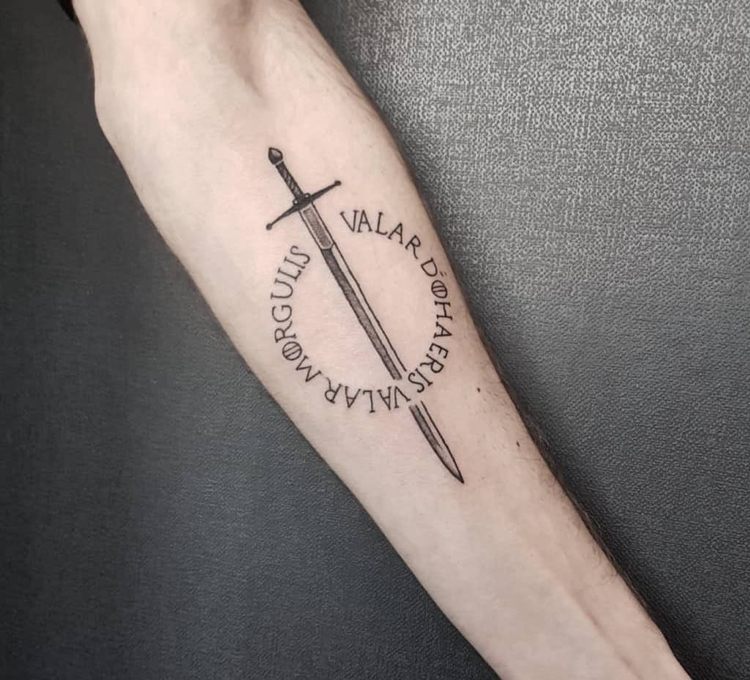 Game of Thrones tatuagem braço dentro da espada do antebraço dizendo