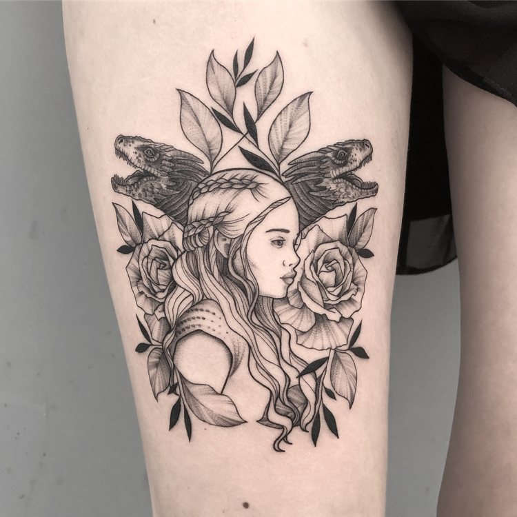 Game of Thrones tatuagem mulher perna Daenaerys dragão rosas