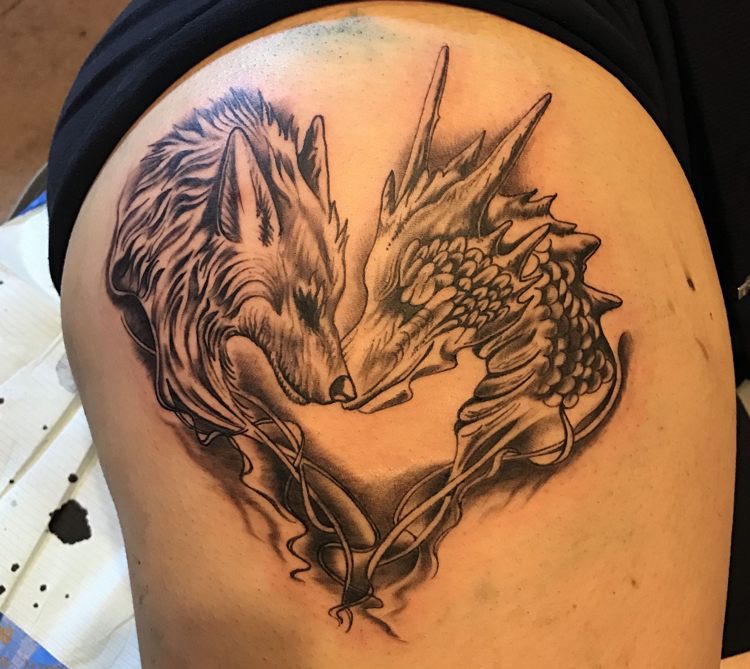 Game of Thrones tatuagem perna dragão e forma de coração de lobo