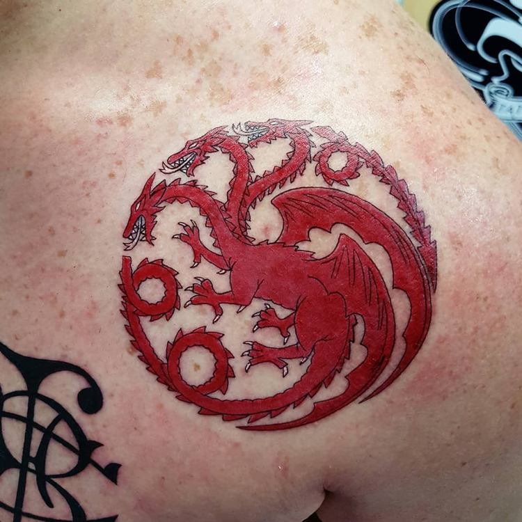 Game of Thrones Tattoo Um dragão vermelho de três cabeças