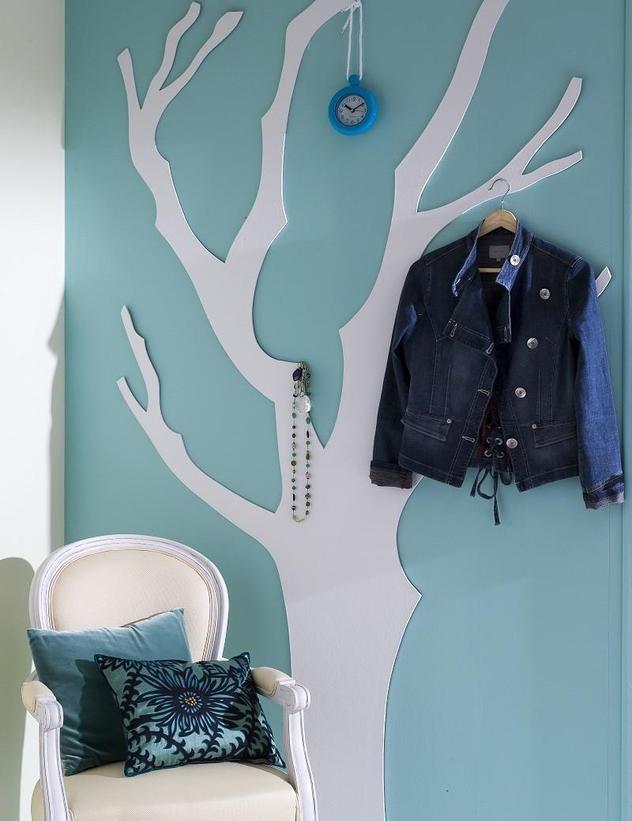 ideias-guarda-roupa-corredor-árvore-branco-pintado-azul-claro-parede-pintura