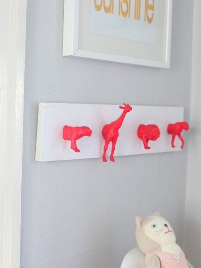 ideias-guarda-roupa-quarto infantil-figuras de animais-pintadas de vermelho