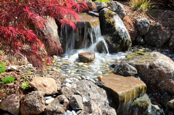 Cachoeira com correntes fluidas perfeita para ver pequenas pedras