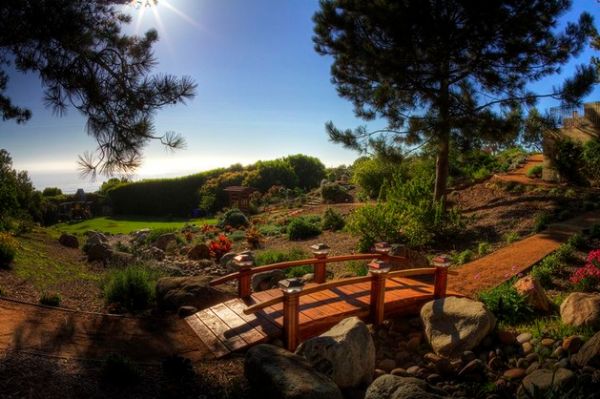 jardim de aparência asiática com ponte usa elementos únicos de tirar o fôlego