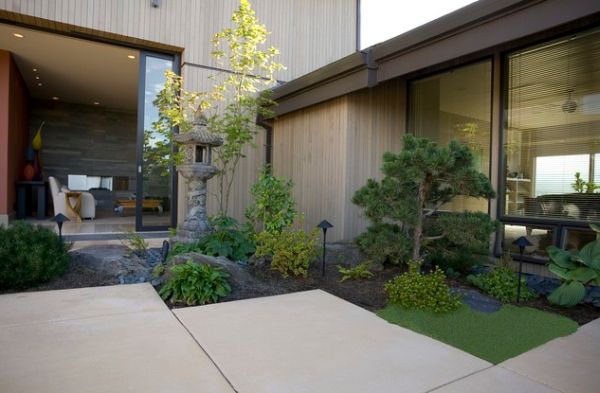 O jardim pequeno e compacto da parte japonesa dá uma boa aparência