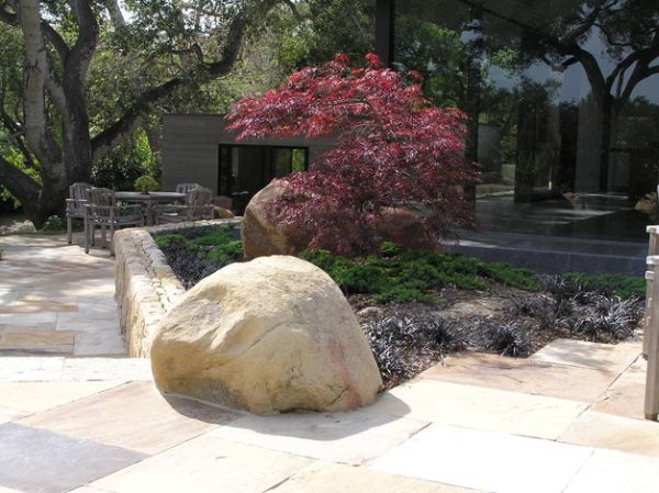 quintal grande pedra japonesa cria um espaço lindo