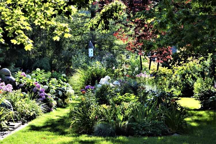 Equipamento básico de jardim para manter canteiros de flores e gramados durante todo o ano