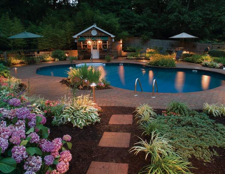caminho-jardim-grande-sem-gramado-piscina-canteiro de flores-jardim