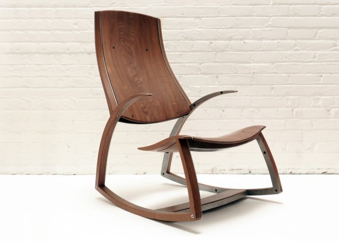 Móveis para exteriores - cadeira de balanço - madeira - encosto alto - braços - atraente - moderno