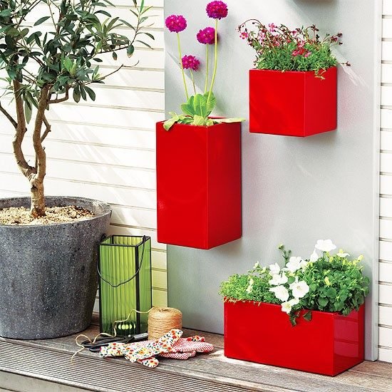 Idéias de design de jardim detalhes vasos de flores parede vermelha