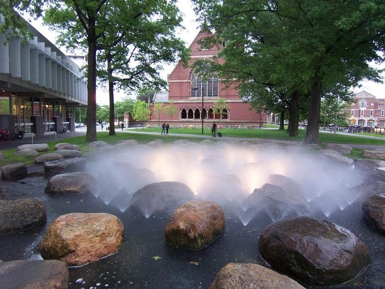 Projeto de jardim com pedras e fontes de água Universidade de Harvard