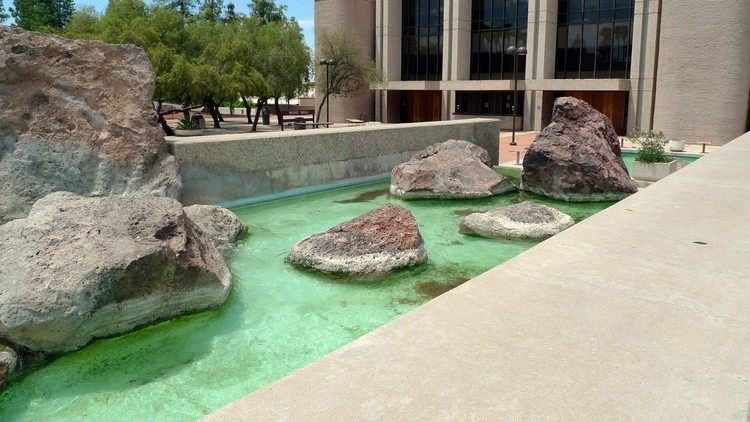 Paisagismo no Arizona Public Park Stones na água