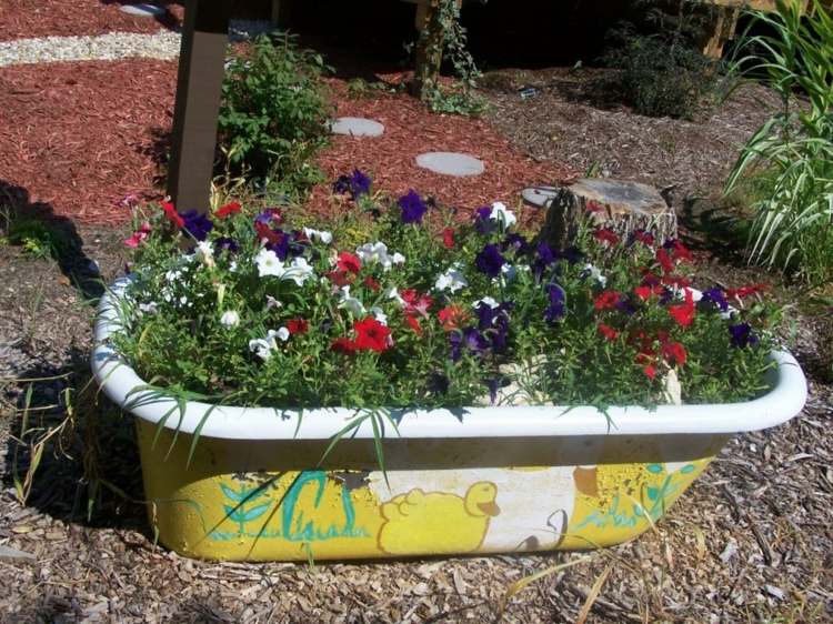 Usando a banheira da criança como canteiro de flores