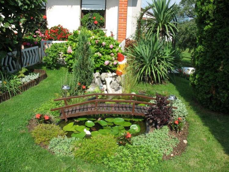 pequeno lago com ponte de madeira decorativa