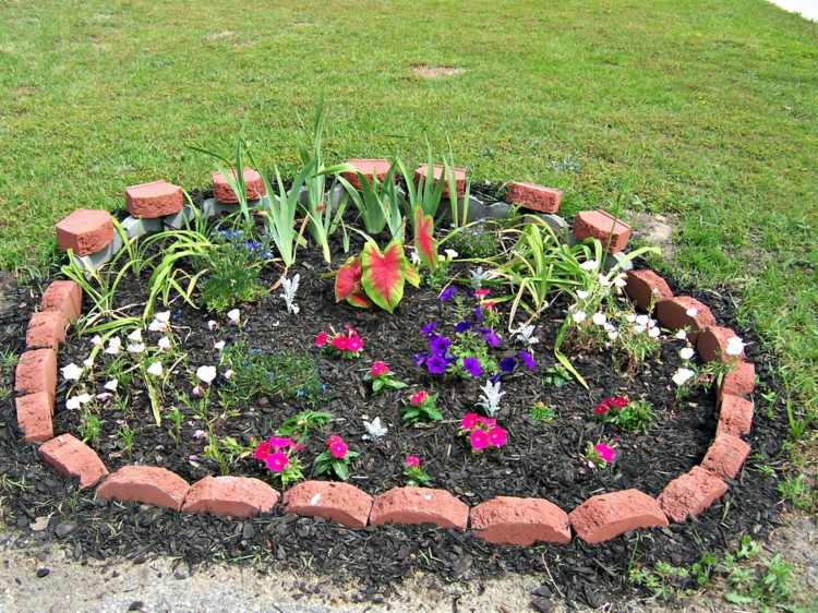 pequeno canteiro de flores no jardim