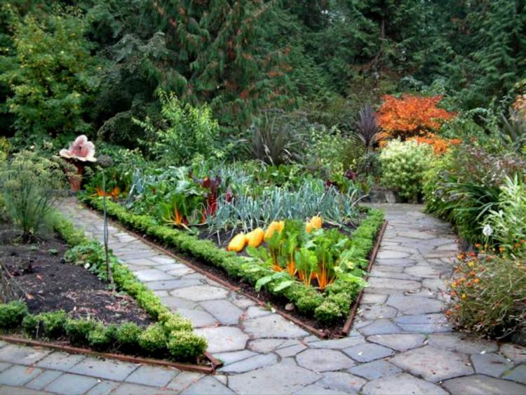 Jardim de inspiração triangular com canteiros de flores
