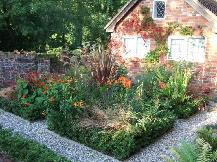 o jardim inglês com canteiros de flores