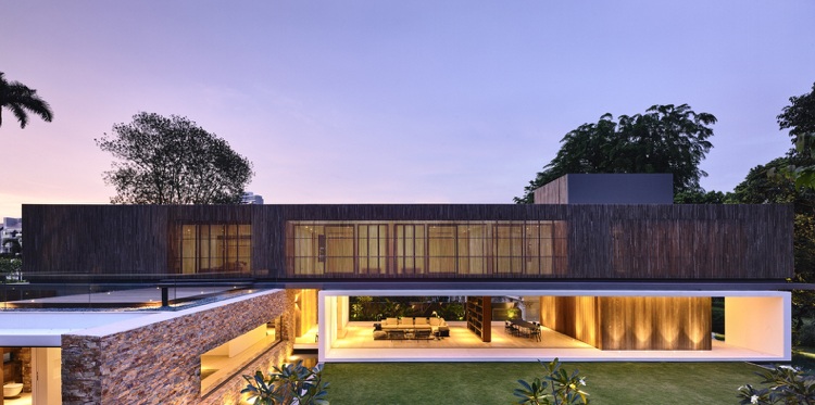 Jardim e sala de estar combinam arquitetura de casa moderna aberta