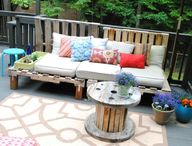 banco de jardim feito de paletes de madeira sofá varanda ideia bobina mesa de centro jogar almofadas flores