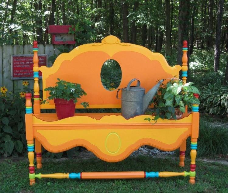 Pinte a cabeceira de uma cama velha como um encosto e uma área de estar para um banco de jardim renovando-se de maneira brilhante e fresca