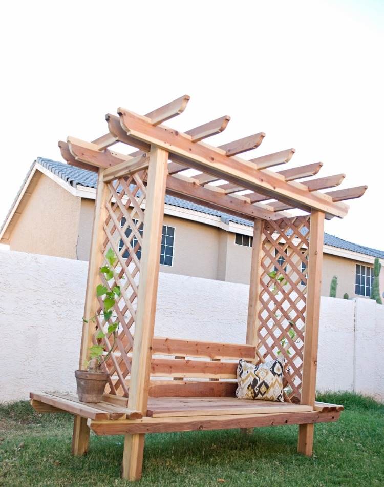projeto faça você mesmo para banco de jardim de madeira com pérgula com planta trepadeira e almofadas no quintal