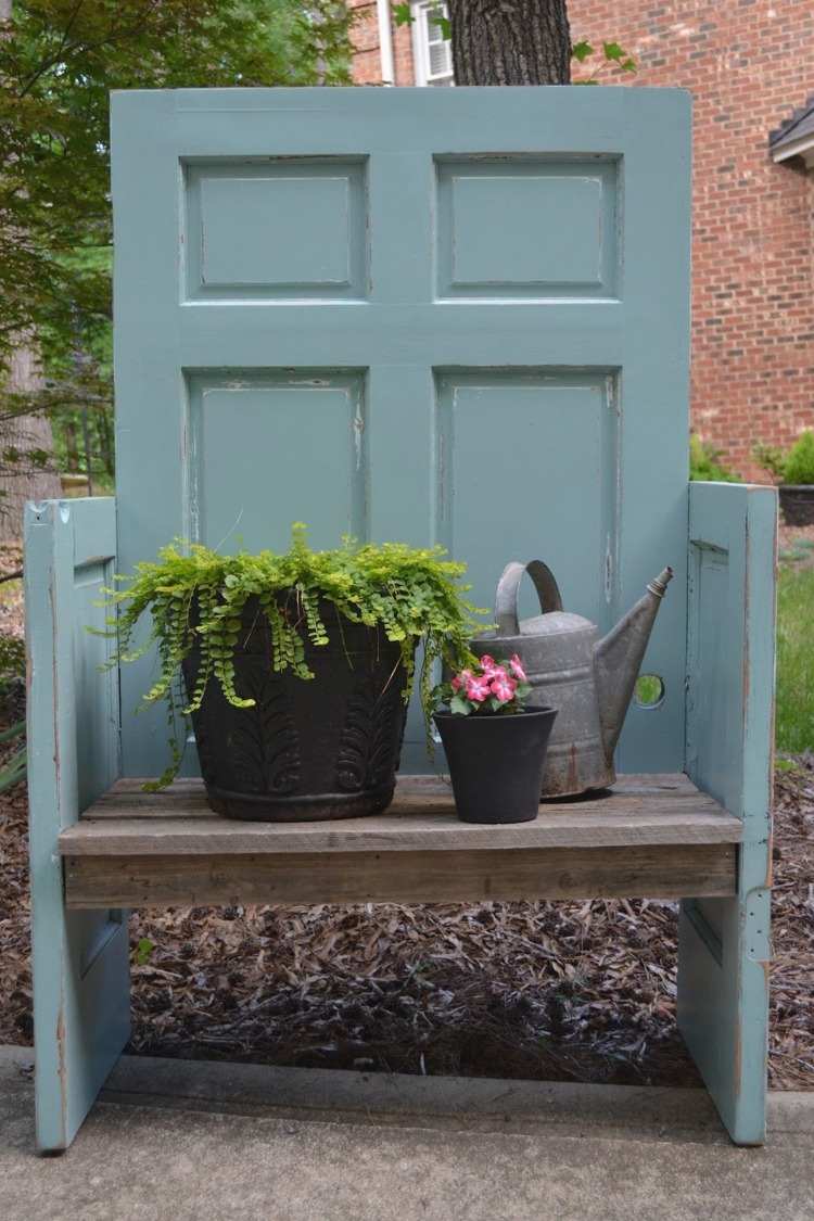 Transforme ideias criativas para portas antigas em um banco e integre-as no design do jardim