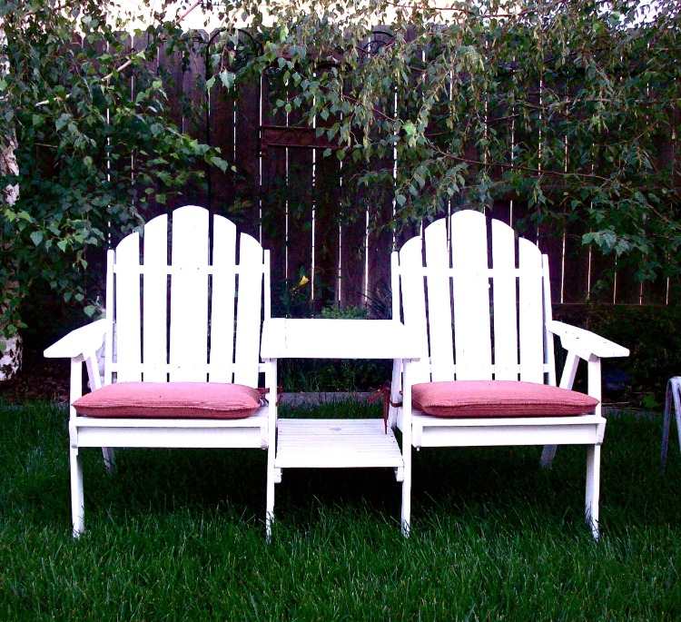 use duas cadeiras brancas conectadas do lado de fora como um banco de jardim