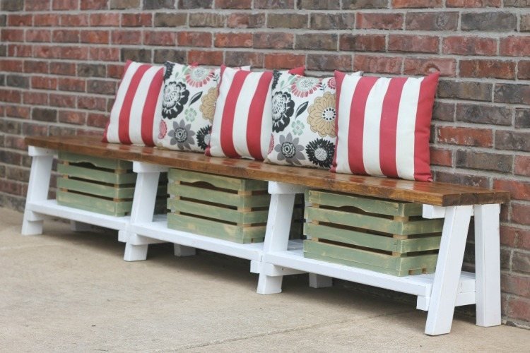 caixas velhas como materiais para reaproveitamento de bancadas de jardim com tábuas de madeira e almofadas coloridas