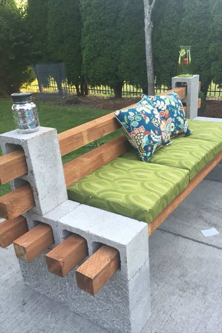 Construa você mesmo um assento confortável no jardim com velhos blocos de concreto e banco de madeira de ripas de jardim
